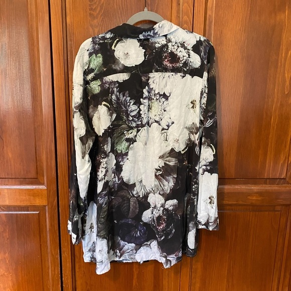 Soft Surroundings Large Bold Floral Print Button Front Shirt Size 1X - Picture 6 of 7